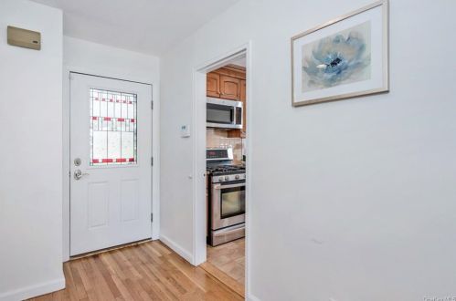 14 Sammis Ln, White Plains NY  10605-4631 exterior