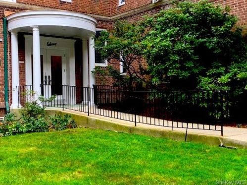 90 Bryant Ave, White Plains NY  10605-1952 exterior