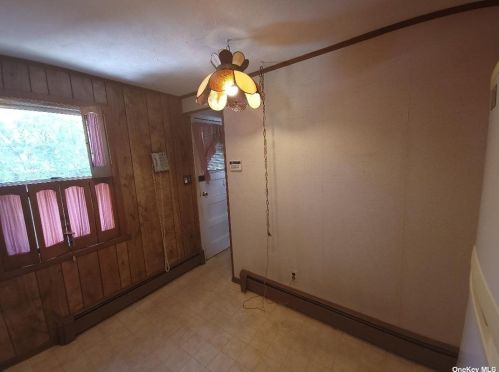 181 6th St, Deer Park, NY 11729-5009