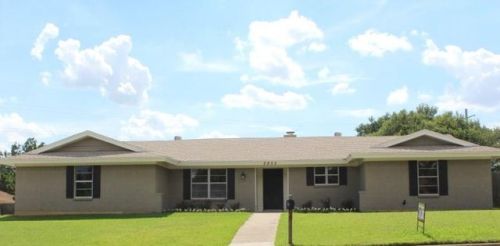 2805 Hurstview Dr, Hurst, TX 76054-2345