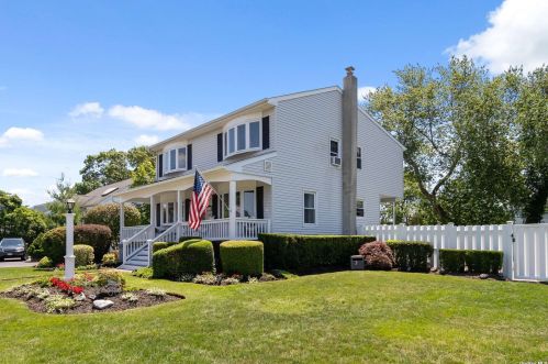 165 Clinton Ave, North Lindenhurst NY  11757-4127 exterior