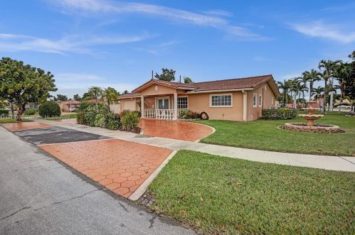 7215 15th Ave, Hialeah FL  33014-3805 exterior