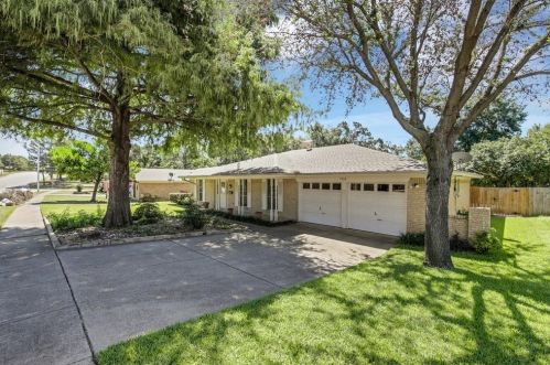 7332 Brentwood Stair Rd, Fort Worth, TX 76112-3525