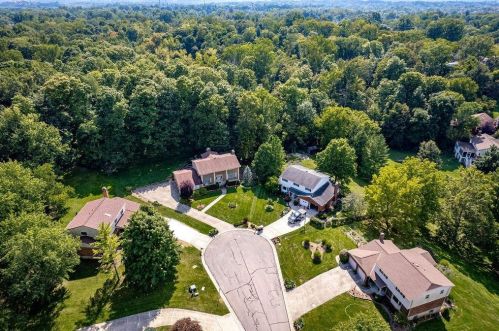 2002 Beechcroft Ct, Cincinnati OH 45233-1713 exterior