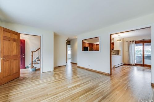 71 Ellen St, Bethpage NY  11714-2924 exterior