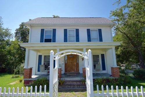 310 Custis St, Crewe, VA 23930-2016