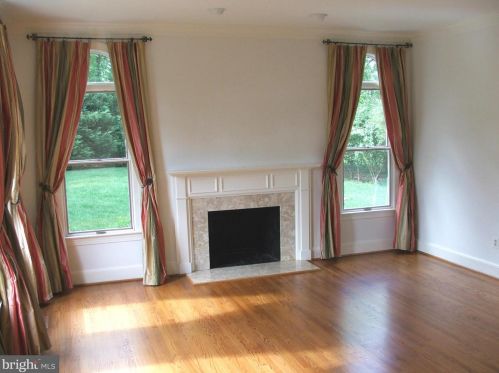 10986 Woodland Falls Dr, Great Falls, VA 22066-1536