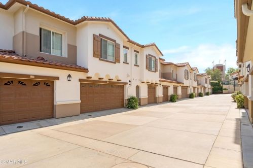 469 Country Club Dr, Simi Valley CA 93065-8391 exterior