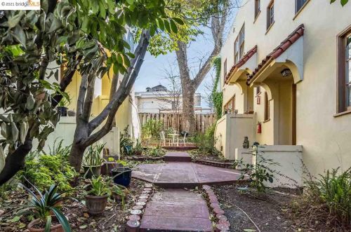 966 Bayview, Oakland CA  94610-4066 exterior