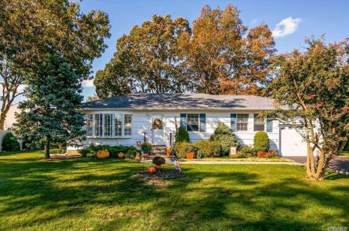 335 Sheffield Ave, Babylon, NY 11704-5325