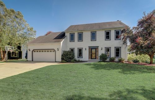 930 Rae Dr, Chenequa, WI 53029-1149