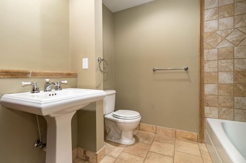 817 Rosewood Dr, Covington KY 41017-1385 exterior