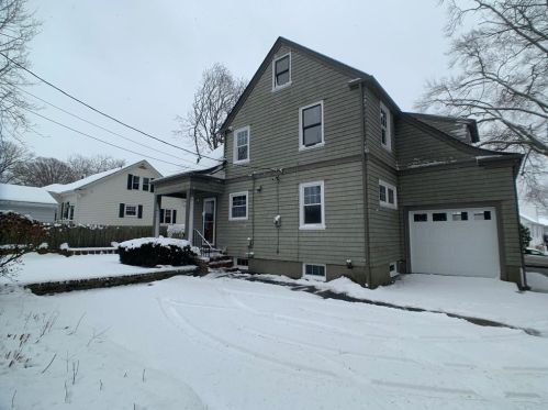 29 Admiral Kalbfus Rd, Middletown RI  02840-1201 exterior