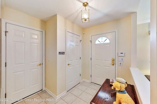 3 Skyline Dr, Lakewood, NJ 08701-5742