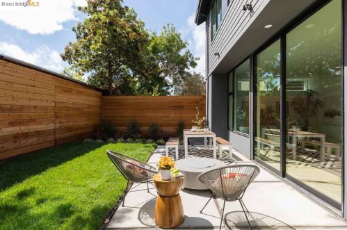 3280 Helen St, Oakland CA  94608-4027 exterior