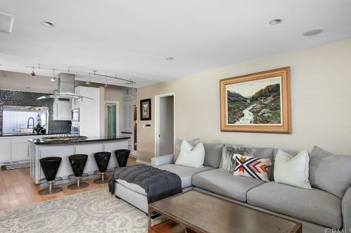 1727 Tradewinds Ln, Newport Beach CA  92660-4313 exterior