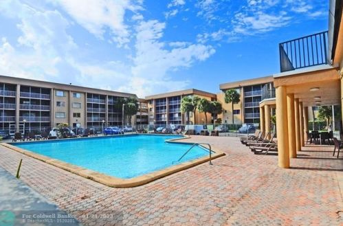 17000 67th Ave, Hialeah FL  33015-4057 exterior