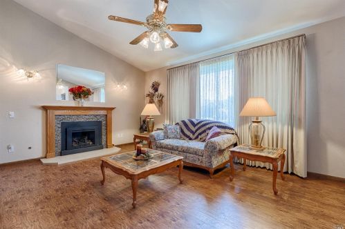 1185 Putney Dr, Santa Rosa, CA 95401-8811