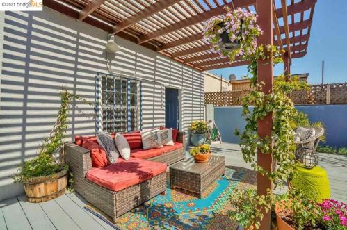 7401 Holly St, Oakland, CA 94621-2833