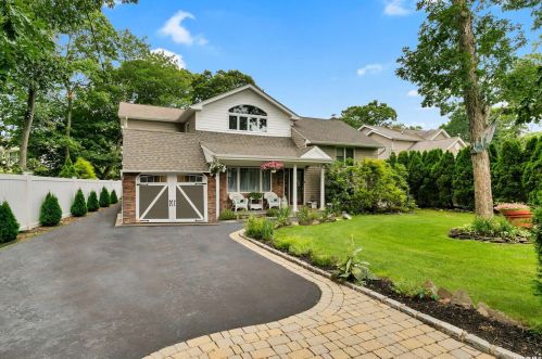 49 Crystal Beach Blvd, Moriches NY  11955-1909 exterior