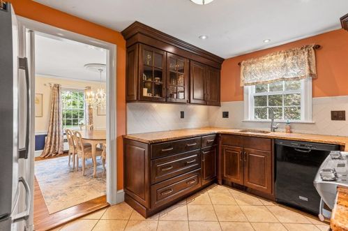 42 Pelham Pkwy, North Providence RI  02911-2915 exterior