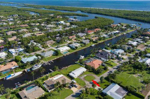 8417 Coconut St, Hobe Sound, FL 33455-2912