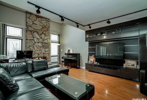 8 Wimbledon Ct, Muttontown NY  11753-2821 exterior