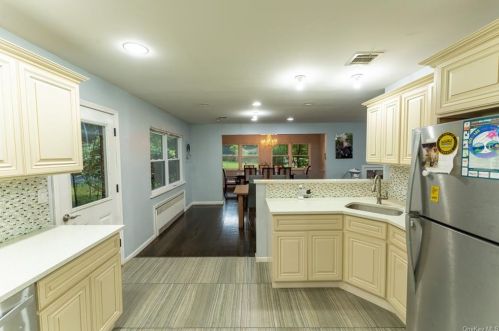 4 Hillside Ter, Airmont NY  10901-2105 exterior