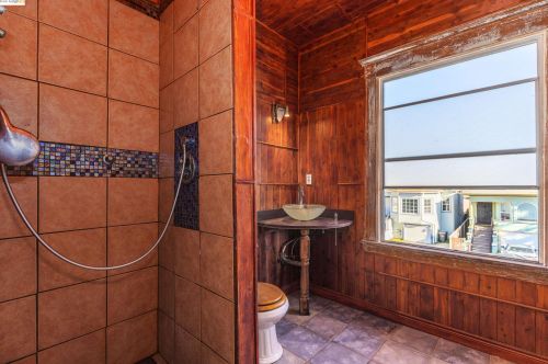 1115 Chestnut St, Oakland CA 94607-2874 exterior