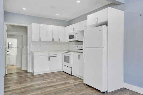 912 32nd St, Hialeah FL  33012-5040 exterior