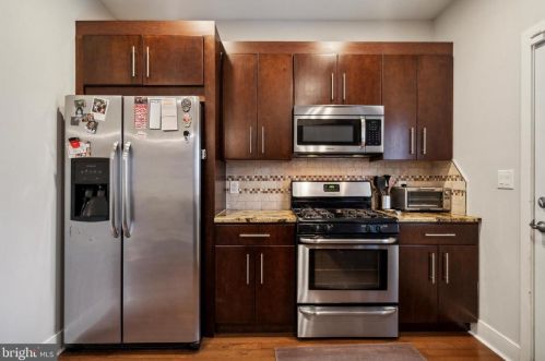 1722 Manton St, Philadelphia PA 19146-3018 exterior