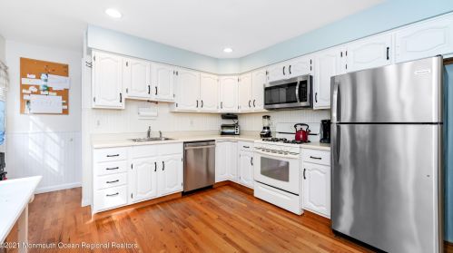 107 Fairway Dr, Bricktown, NJ 08724-3813