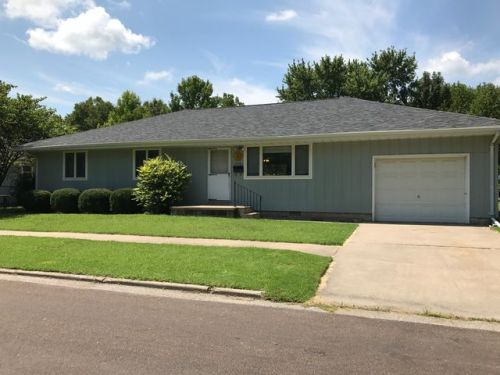 410 3rd St, Iola, KS 66749-3530