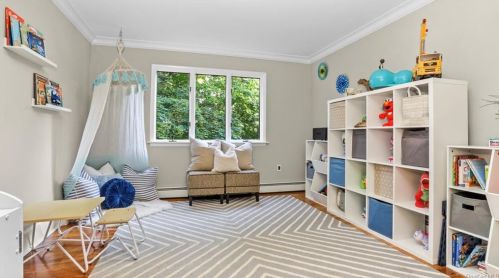 132 Woodland Dr, Pleasantville NY  10570-3612 exterior