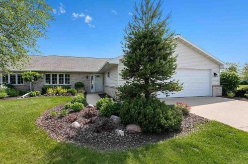 1622 Twin Lakes Cir, Green Bay, WI 54311-5671