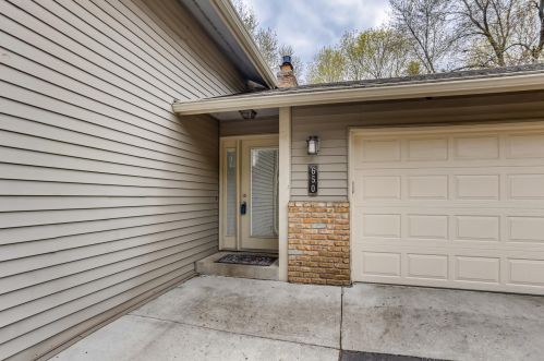 650 Gramsie Rd, Saint Paul, MN 55126-7018