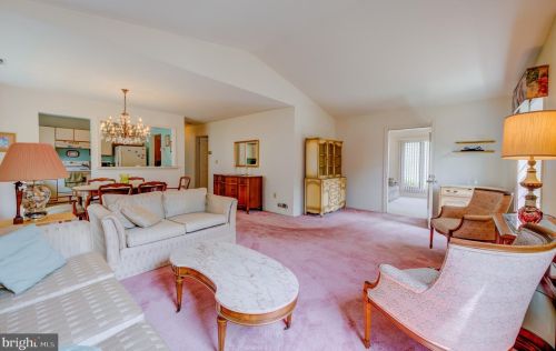 12 Meadowwood Ct, Columbus NJ  08022-1026 exterior