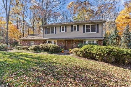 6 Penwood Dr, Greystone Park, NJ 07950-1418