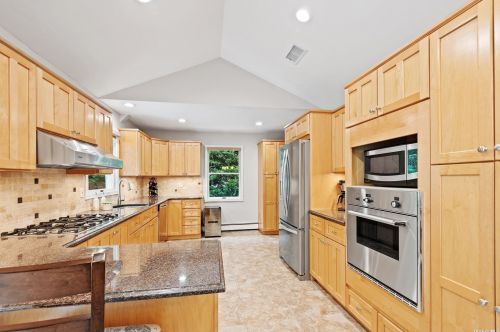 96 Vanderbilt Blvd, Oakdale NY  11769-2033 exterior