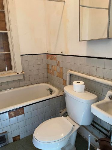 1628 37, Milwaukee WI 53208-1809 exterior