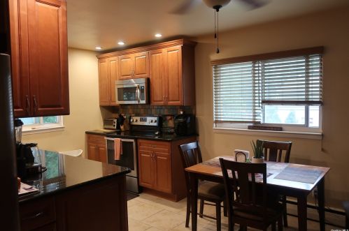76 16th St, Wheatley Heights, NY 11798-2313