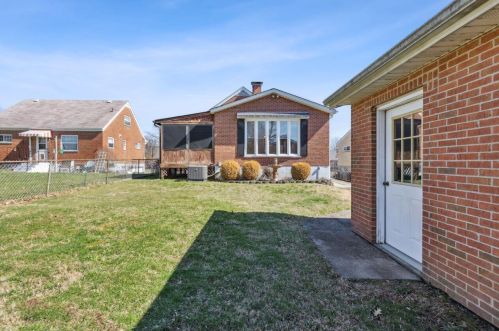 323 Swan Cir, Covington KY  41018-1937 exterior