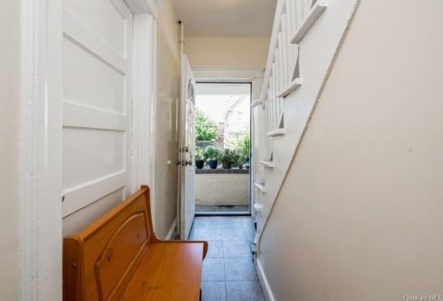 582 Seventh Ave, New Rochelle, NY 10803-1318