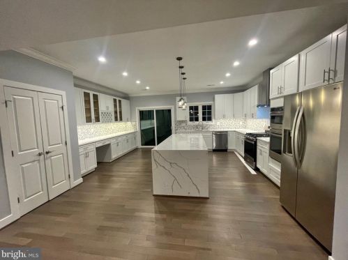 6912 Westlawn Dr, Falls Church VA  22042-2653 exterior