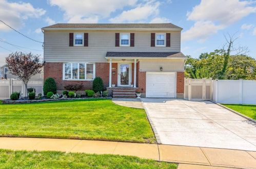 2511 Abbey Ln, Seaford, NY 11783-3511