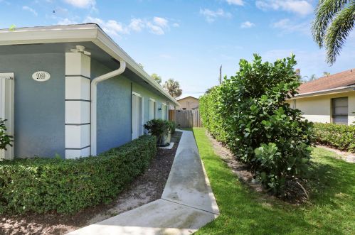 2069 Cove Ln, West Palm Beach, FL 33408-2749