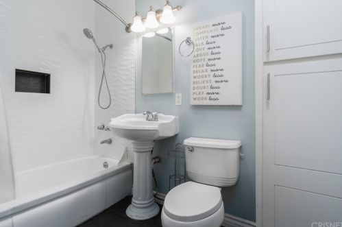 17618 Collins St, Van Nuys CA 91316-1245 exterior