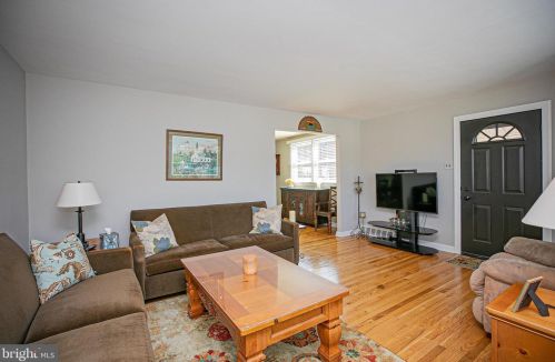 727 Hill Rd, Philadelphia, PA 19128-1516