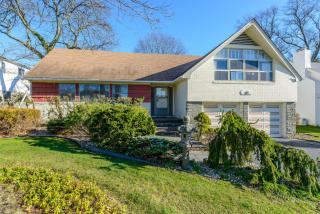 18 Peppermill Rd, East Hills, NY 11576-3106