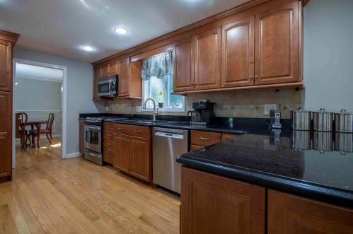 8 Cathedral Cir, Nashua NH 03063-2716 exterior